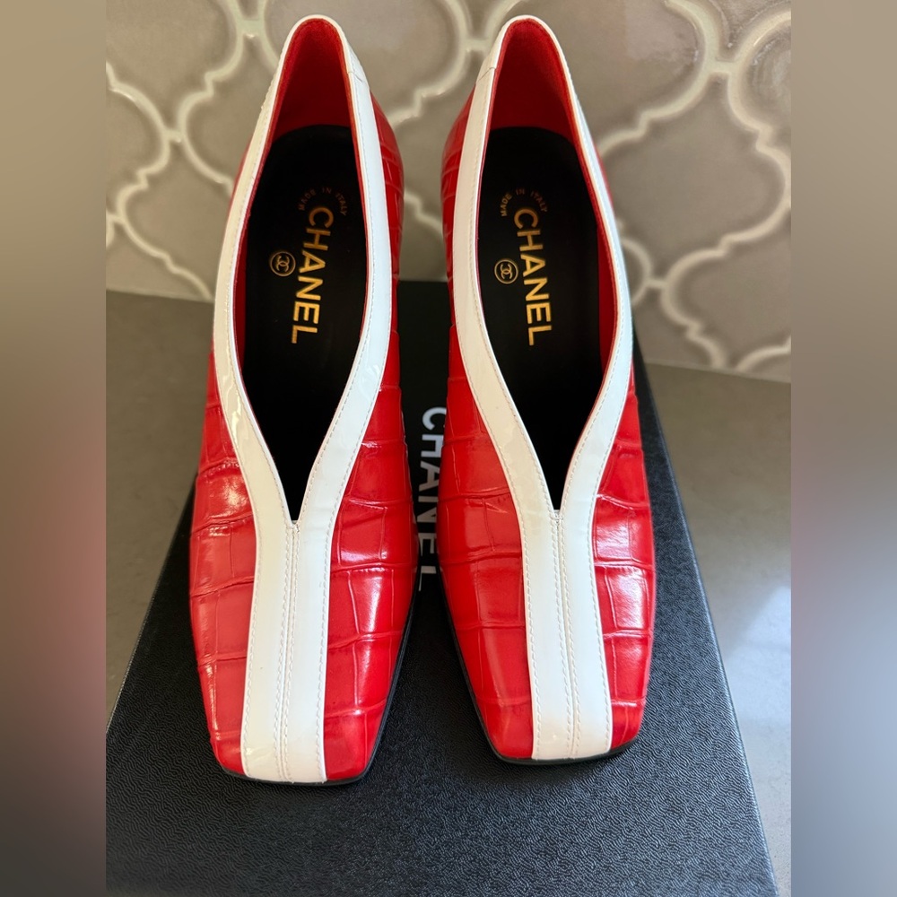 BNWT Chanel 26S Croc Embossed Patent Coral White Leather Pumps Shoes Size 37.5 - Picture 4 of 12